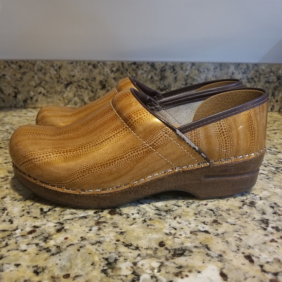 Dansko Women's Clogs size 8.5-9 - Picture 6 of 12
